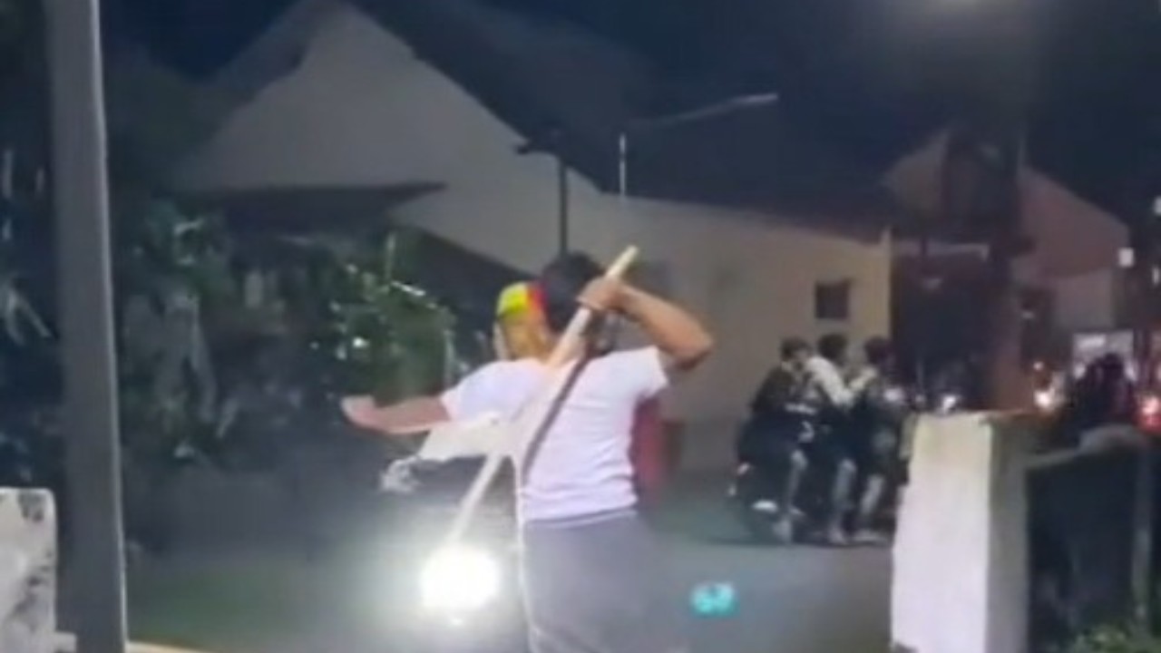 Aksi heroik Bapak-bapak di Desa Butuh, Kecamatan Keras, Kabupaten Kediri, Jawa Timur. (Foto: Tangkap layar Tiktok/ani01_id)