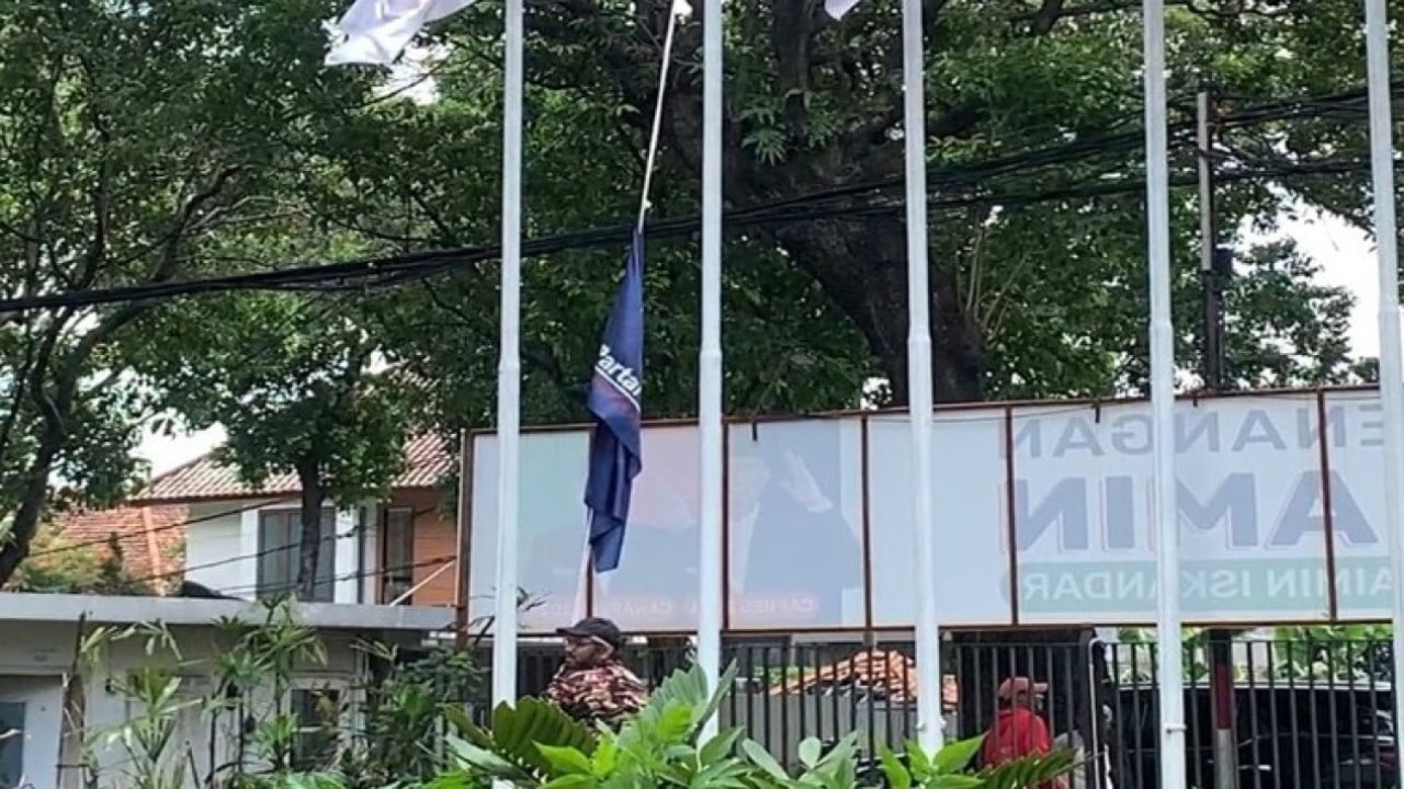 Bendera NasDem diturunkan. (Antara)