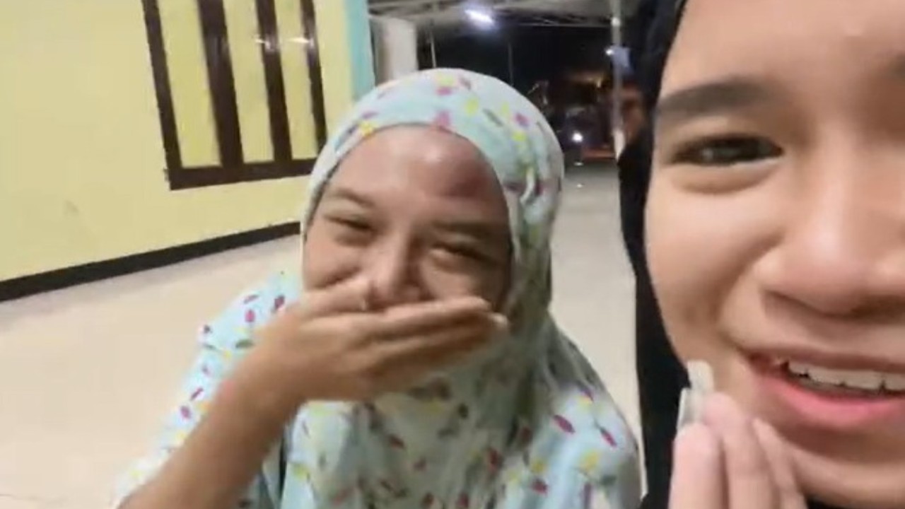 Seorang wanita terpeleset saat membuat konten TikTok. (Foto: Tangkap layar TikTok/by.pjnt)