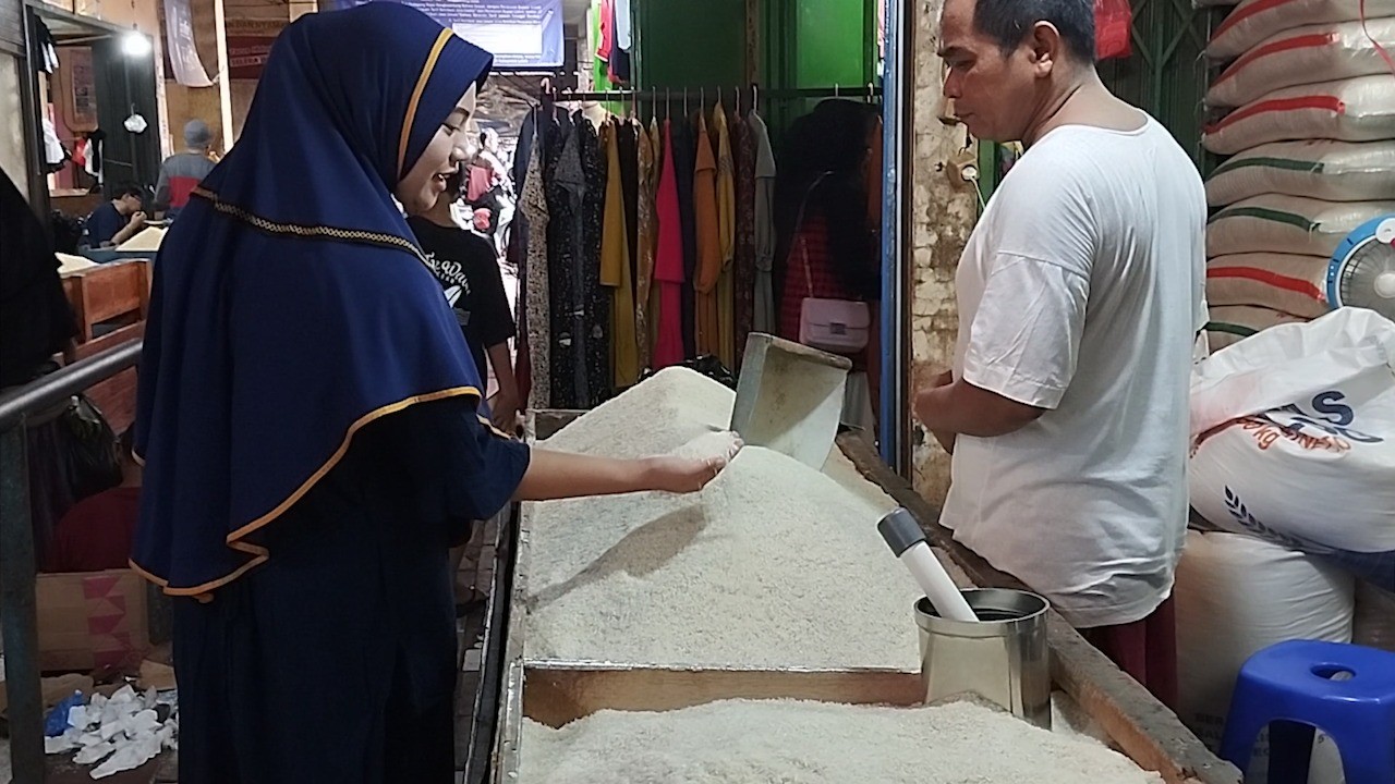 Penjual beras sedang melayani pembeli/ist