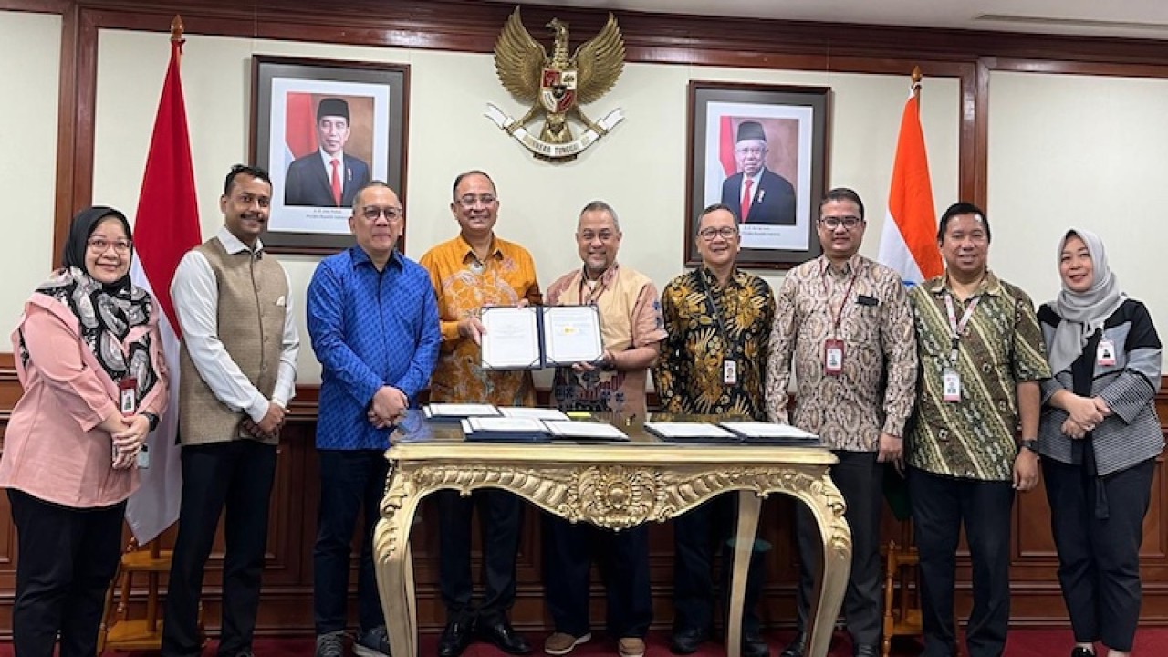 Kepala BRIN Dr. Laksana Tri Handoko dan Dubes India untuk Indonesia Sandeep Chakravorty menyaksikan pendatangan naskah kerjasama BRIN dengan ISRO/ist