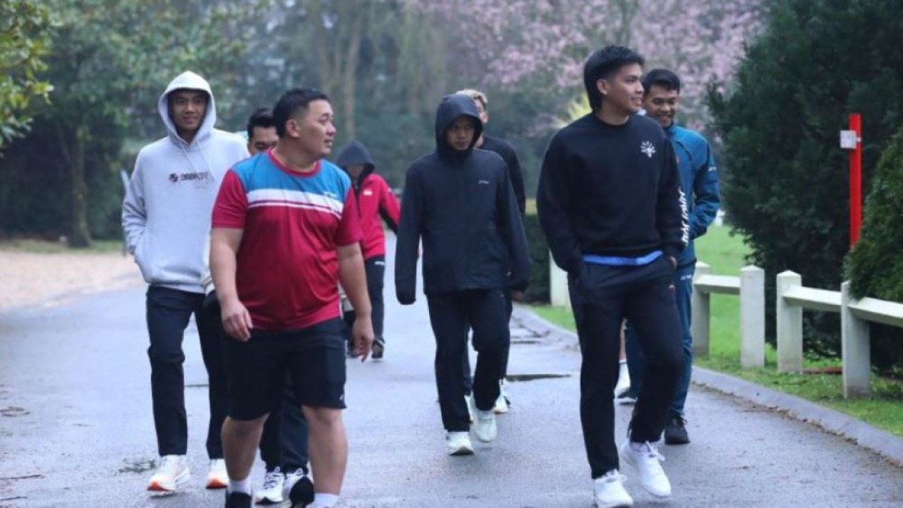 Tim bulu tangkis Indonesia saat menjalani sesi jogging ringan di lapangan terbuka yang terletak di tempat training camp di Chateau de Maffliers, Prancis, Kamis (29/2/2024). (Foto: ANTARA/HO/PP PBSI)