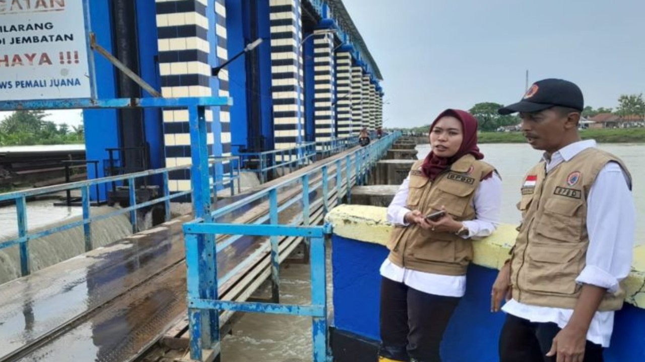 Bupati Demak Eisti'anah didampingi Sekda Demak Akhmad Sugiharto meninjau BPBWL. (Foto: ANTARA/Akhmad Nazaruddin Lathif)