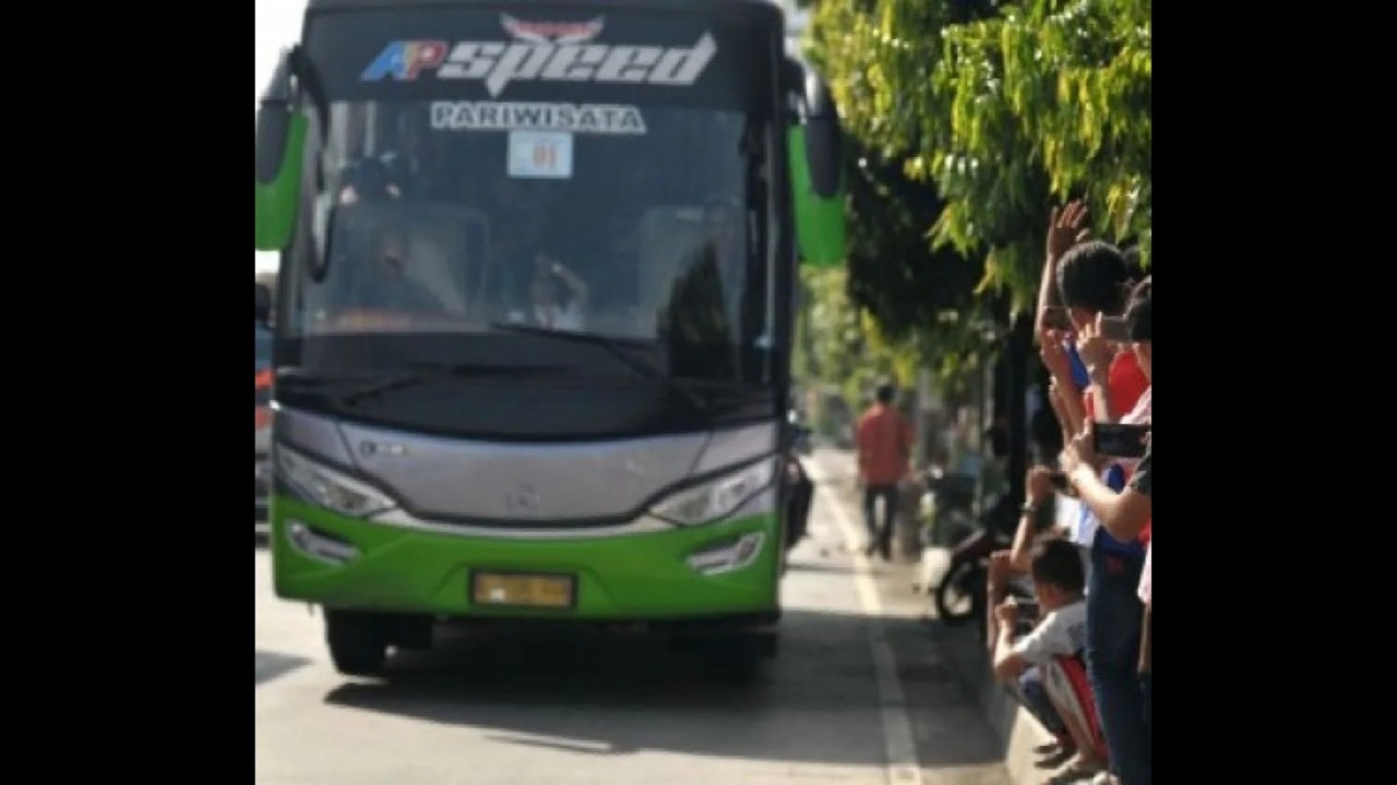 Anak dan remaja menunggu bus di pinggir jalan untuk dibunyikan klakson 'telolet'. (Antara)