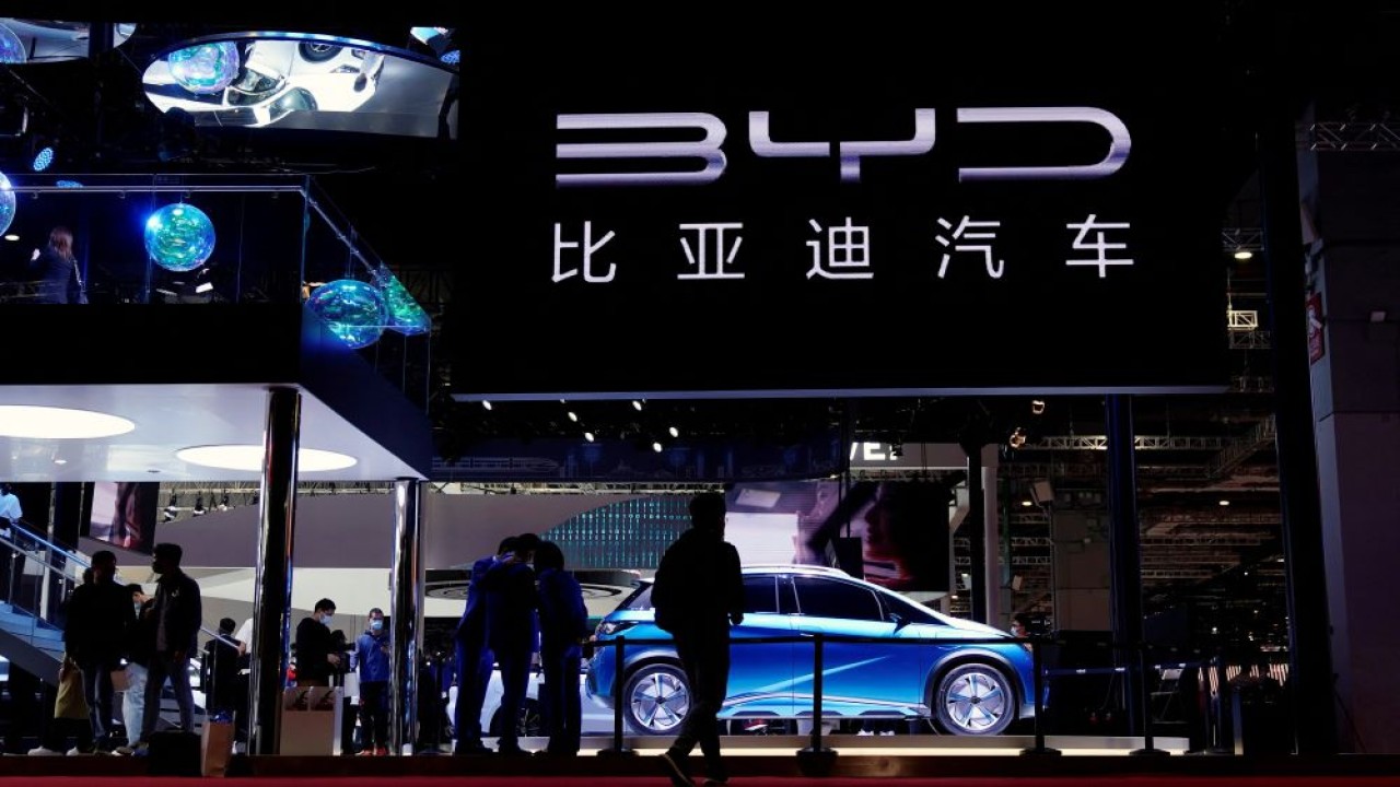 Ilustrasi. Produsen mobil listri asal China BYD menurunkan harga jual mobil listrik buatannya. (Foto: Reuters)