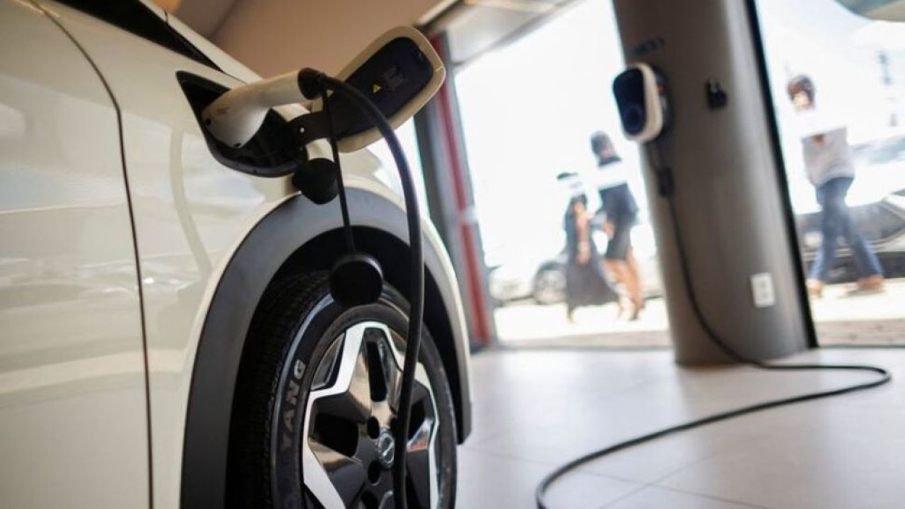 Kendaraan listrik BYD sedang diisi di dealer BYD di Brasilia, Brasil, 24 Oktober 2023. (Foto: DokAdriano Machado/Reuters)