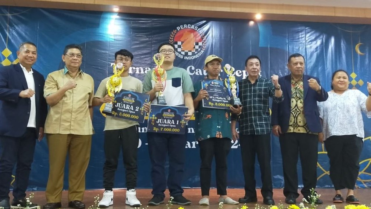 Ketua Umum PB Percasi GM Utut Adianto (kedua kiri) didampingi Sekjen Henry Hendratno, Ketua Panpel Ricardo dan jajaran pengurus PB Percasi berfoto bersama para pemenang kategori Open Turnamen Catur Cepat Ramadhan Cup 2024. (Foto: Istimewa)