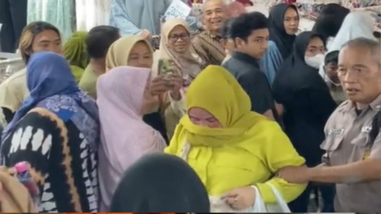 Copet ditangkap oleh petugas keamanan di Pasar Tanah Abang. (Foto: Tangkap layar tiktok  @korii25)
