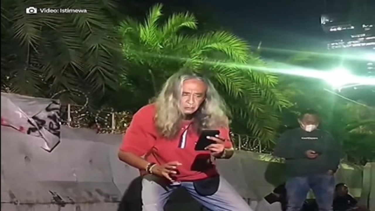 Seorang pendemo di depan gedung KPU. (Foto: Tangkap layar Instagram fakta.indo)