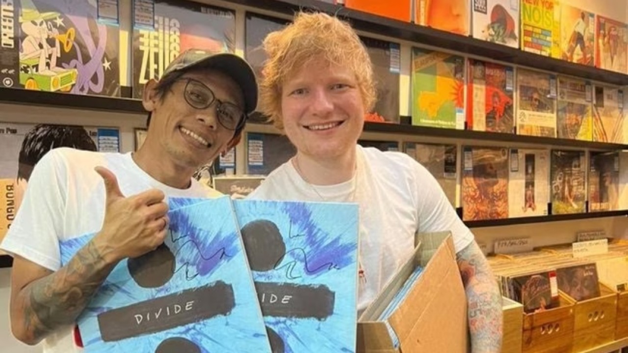 Ed Sheeran membagikan dan membeli vinyl menjelang konsernya malam ini di JIS/Instagram