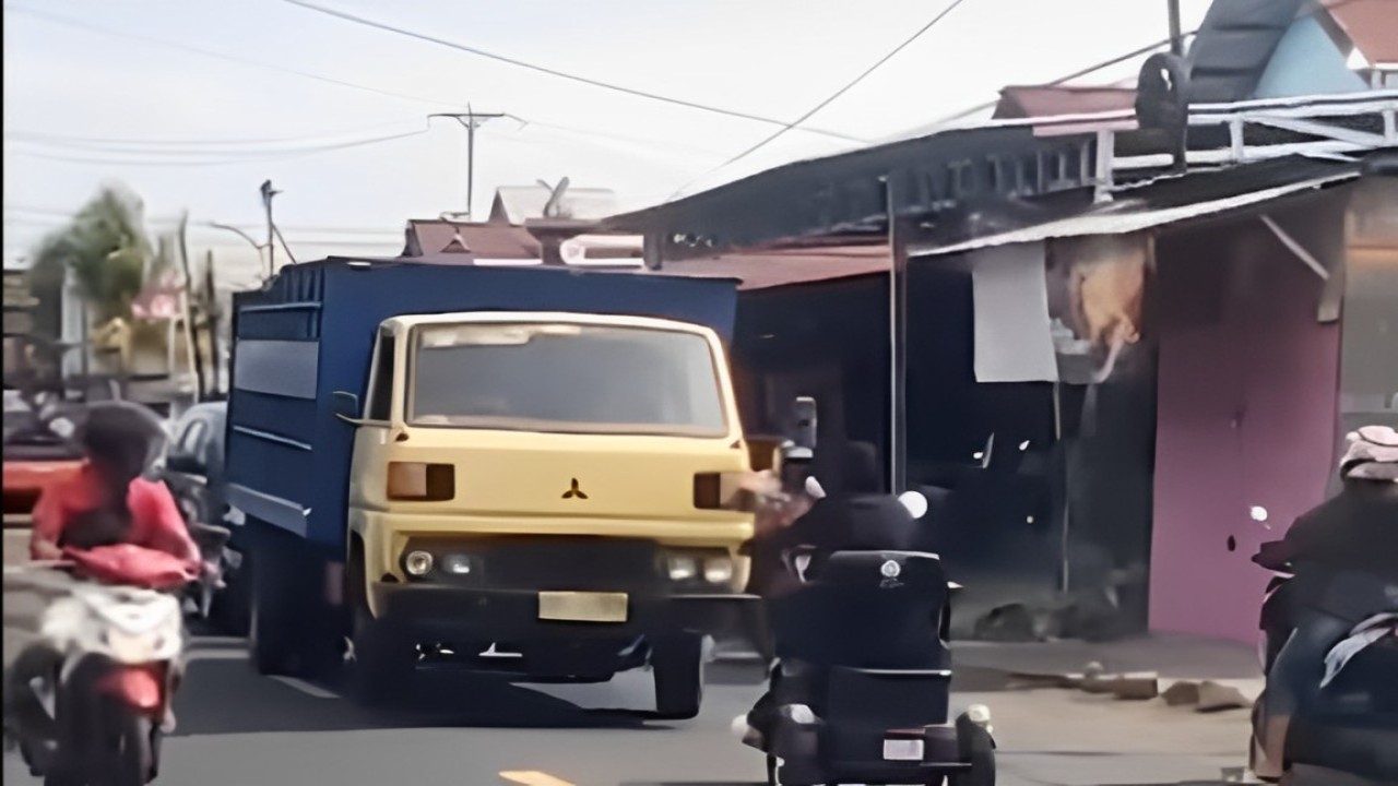 emak-emak mengendarai sepeda motor listrik nekat melawan arus di jalan raya. (Foto: Tangkap layar Instagram)