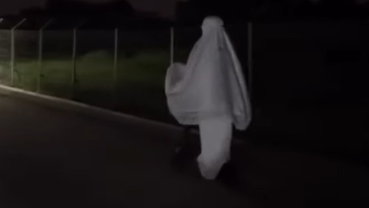 emak-emak menggunakan mukena putih berkendara dengan skuter di jalan. (Foto: Tangkap layar Instagram/ridwankamil)