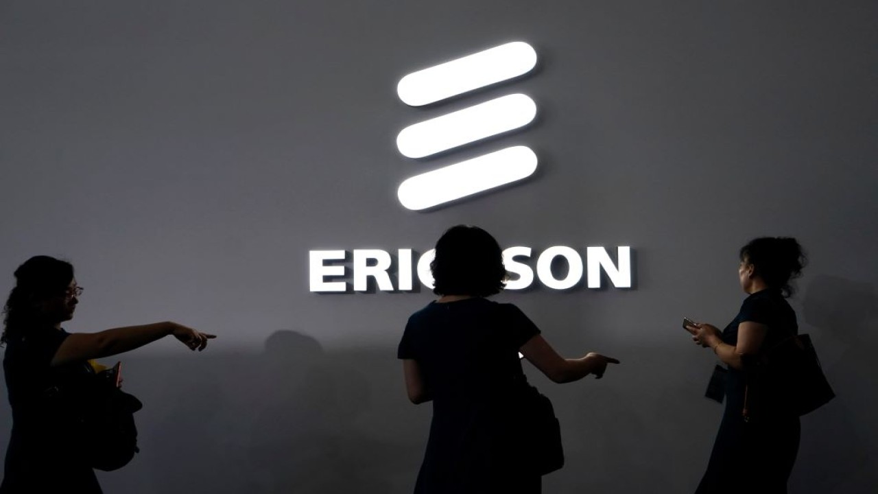 Logo Ericsson ditampilkan di Mobile World Congress (MWC) di Shanghai, China, 28 Juni 2019. (Foto: Dok/Aly Song/Reuters)