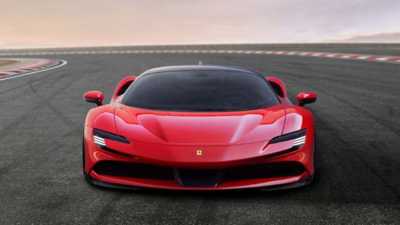 Mobil sport hybrid Ferrari SF90 Stradale ditampilkan di markas perusahaan di Maranello, Italia, pada 29 Mei 2019. (Foto: Dok/Ferrari via Reuters)