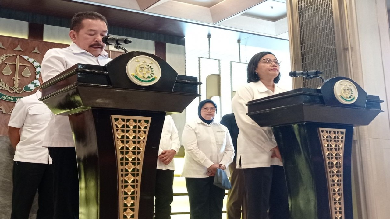 Menkeu Sri Mulyani (kanan) bersama Jaksa Agung ST Burhanuddin memberikan keterangan pers terkait indikasi fraud dalam dugaan korupsi Lembaga Pembiayaan Ekspor Indonesia (LPEI)/ist