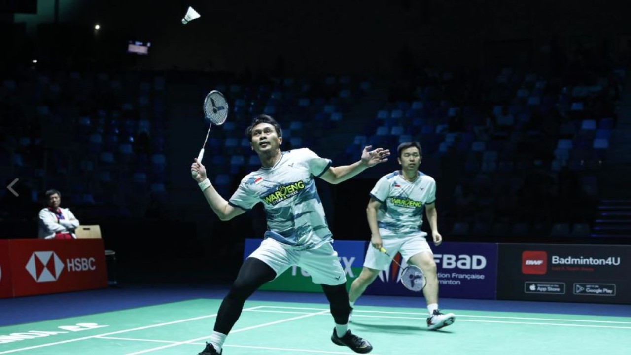 Pasangan ganda putra Indonesia Mohammad Ahsan/Hendra Setiawan saat bertanding di ajang French Open 2023. (Foto: Dok/Humas PBSI )
