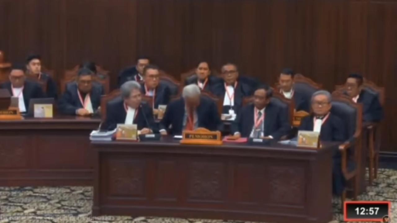 Capres Ganjar yang hanya membungkukkan badan saat diperkenalkan oleh kuasa hukumnya kepada majelis hakim sidang sengketa hasil Pilpres 2024 di Mahkamah Konstitusi. (Instagram)