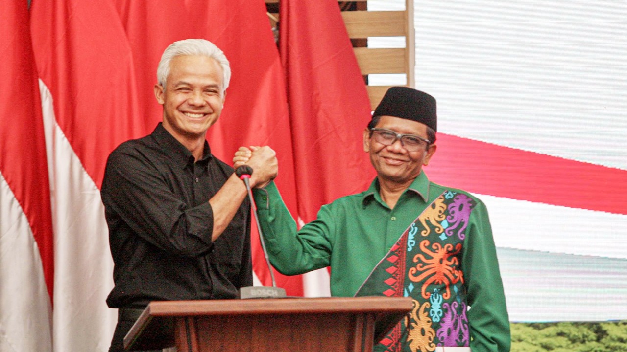 Pasangan Ganjar Pranowo - Mahfud MD (foto: kabarkarawang.com)