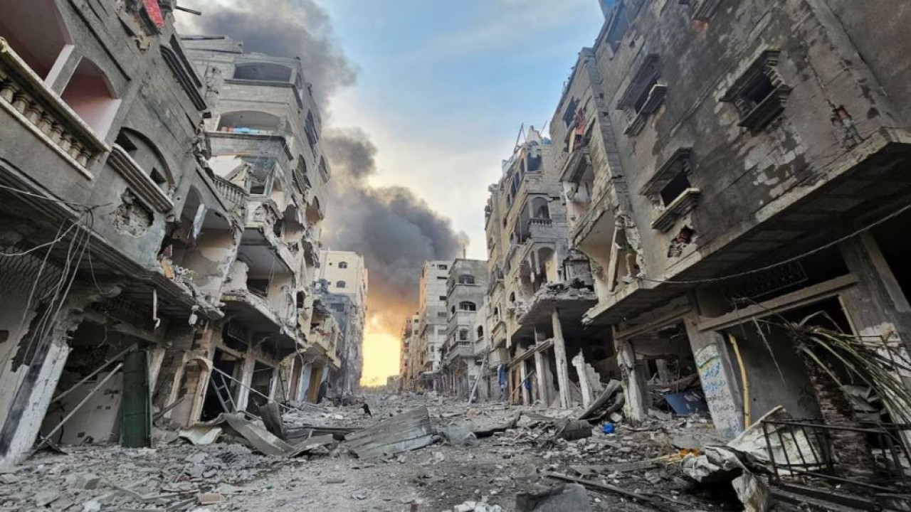Pemandangan menunjukkan rumah dan bangunan hancur akibat serangan Israel, di Jabalia di Jalur Gaza utara, 11 Oktober 2023. (Foto: Anas al-Shareef/Reuters)