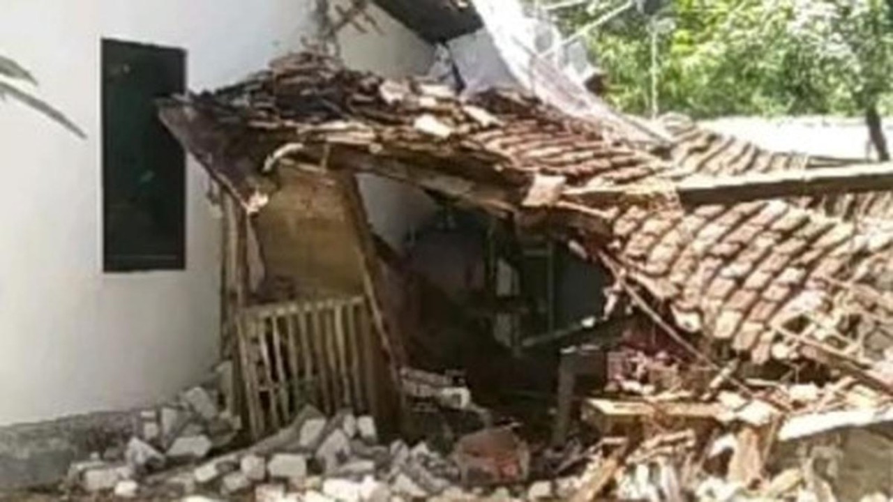 Rumah warga dan sejumlah bangunan hingga sekolah di Pulau Bawean Gresik rusak akibat gempa Tuban-Bawean/ist