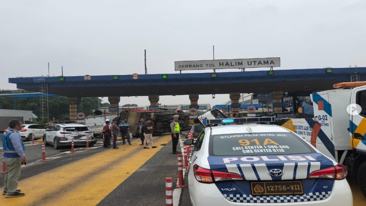 Kecelakaan beruntun di Gerbang Tol Halim Utama menuju Tol Dalam Kota Jakarta. (Foto: Instagram/@TMCPoldaMetro)