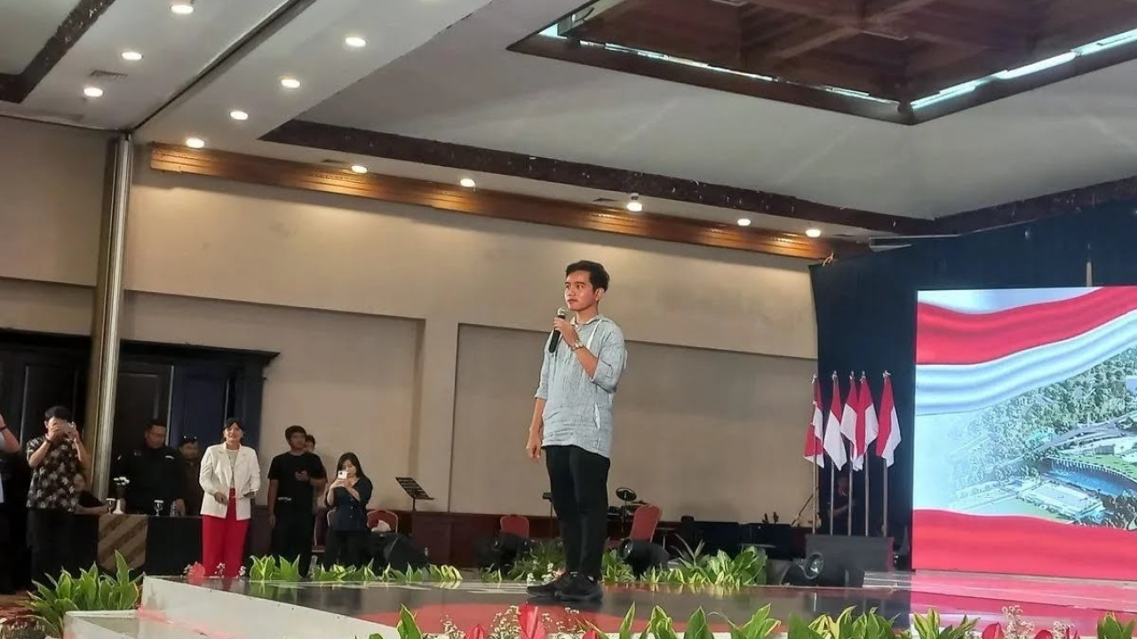 Cawapres nomor urut 2 Gibran Rakabuming Raka saat hadir dalam konsolidasi relawan Bolone Mase. (Antara)
