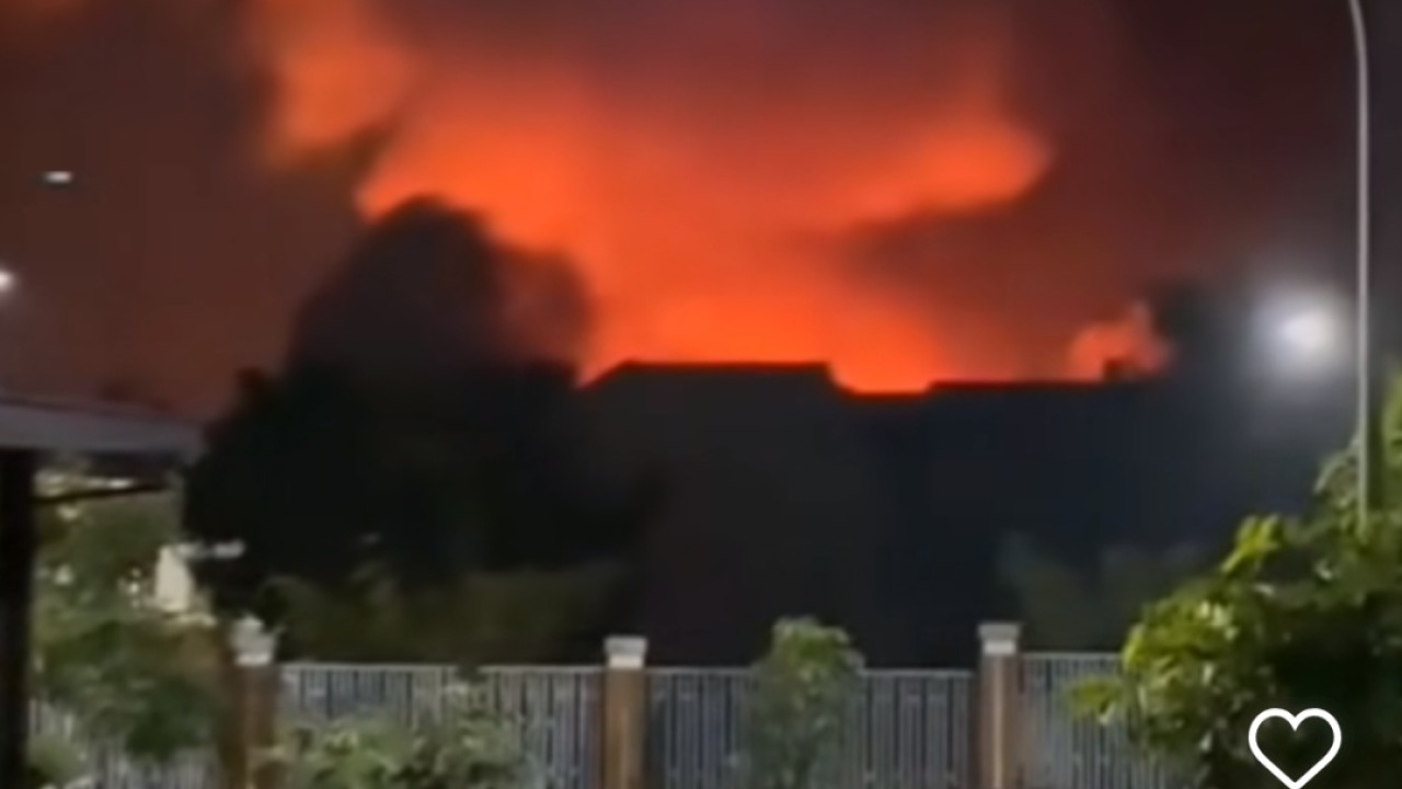 Gudang amunisi Armed terbakar