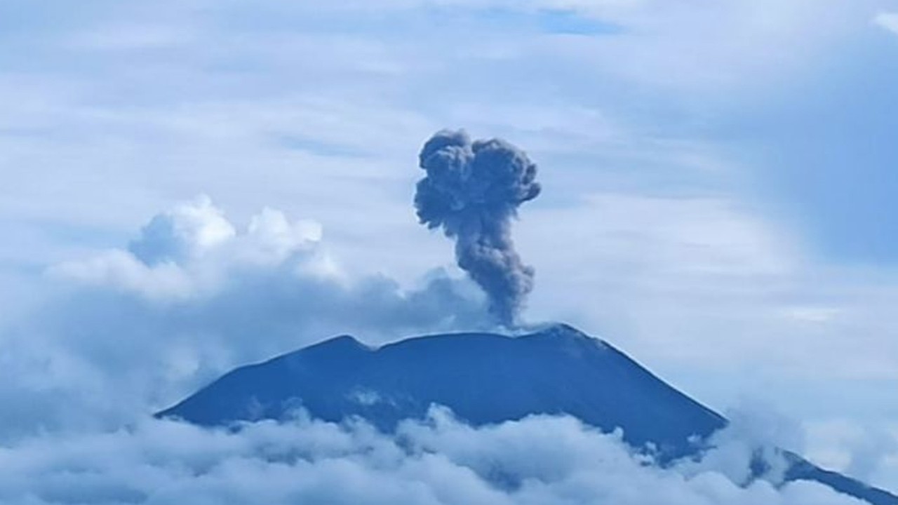 Gunung Api lle Lewotolok mengalami erupsi (okezone.com)