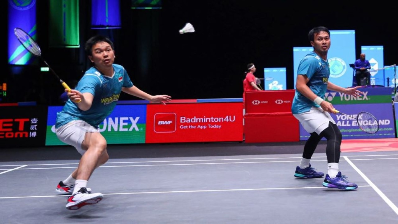 Hendra Setiawan/Mohammad Ahsan saat takluk dari ganda putra nomor satu dunia asal India, Satwiksairaj Rankireddy/Chirag Shetty (India), dua gim langsung (18-21 dan 14-21), di babak awal All England 2024, Utilita Arena, Birmingham, Inggris, Rabu (13/3/2024). (Foto: Humas PBSI)
