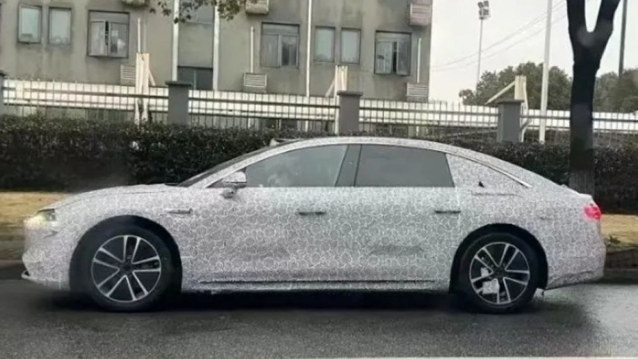 Mobil listrik kolaborasi Huawei dan BAIC yang ditutup kamuflase selama berada di jalanan. (Foto: ArenaEV)