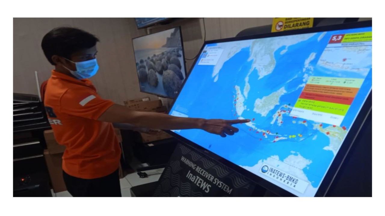 Ilustrasi Petugas BPBD pantau gempa