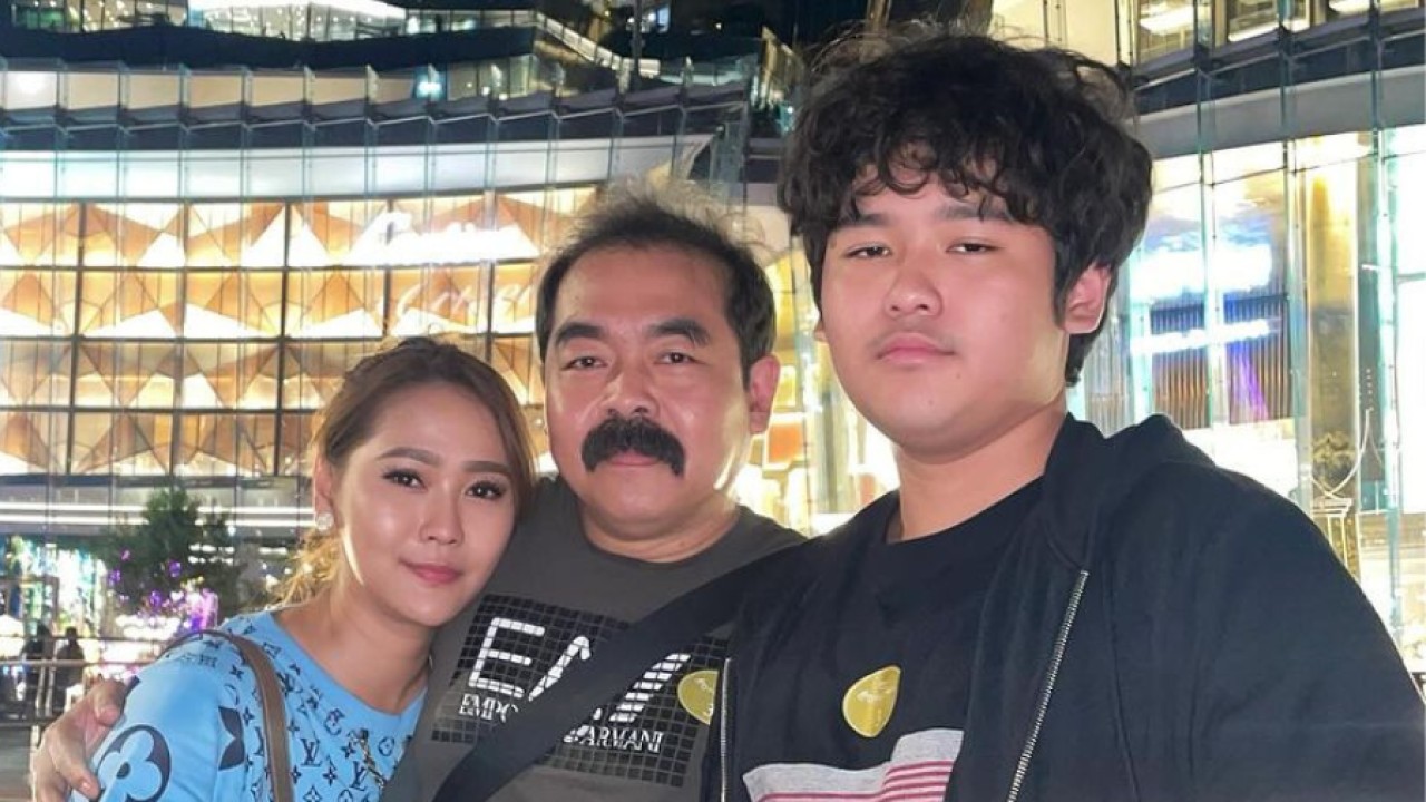 Inul Daratista, Adam Suseno, dan Anak (Instagram @inul.id)