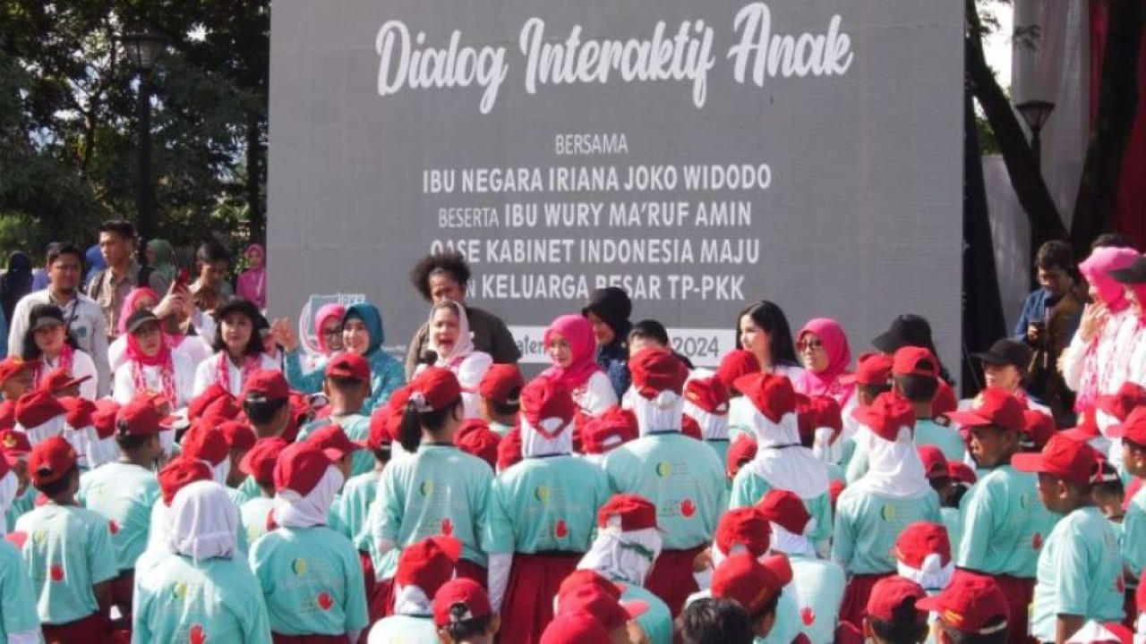 Ibu Negara Iriana Jokowi bersama jajaran istri menteri Kabinet Indonesia Maju menghadiri "Dialog Interaktif Anak" di Alun-Alun Cirimekar, Cibinong, Kabupaten Bogor, Jawa Barat, Senin (4/3/2024). (Foto: ANTARA/M Fikri Setiawan)