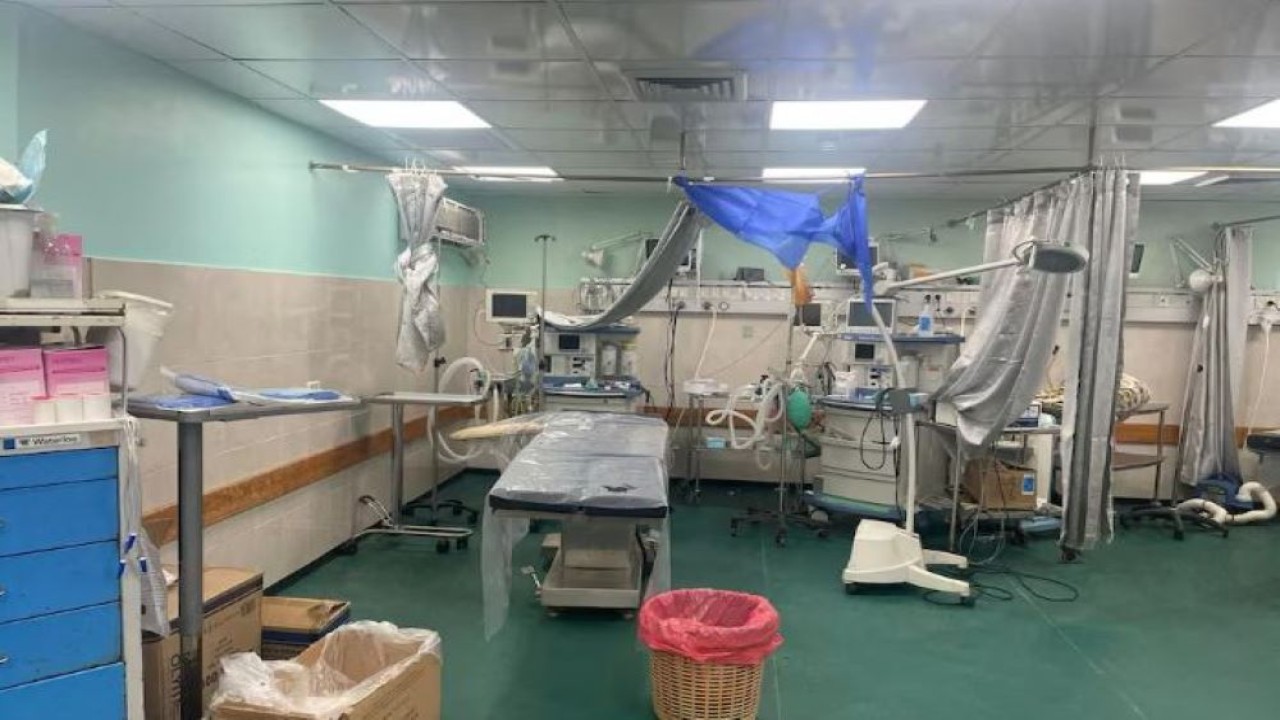 Area ruang operasi darurat terlihat di dalam rumah sakit Al-Shifa selama operasi darat Israel di sekitar rumah sakit, di Kota Gaza, pada 12 November 2023. (Foto: Dok/Ahmed El Mokhallalati/Reuters)