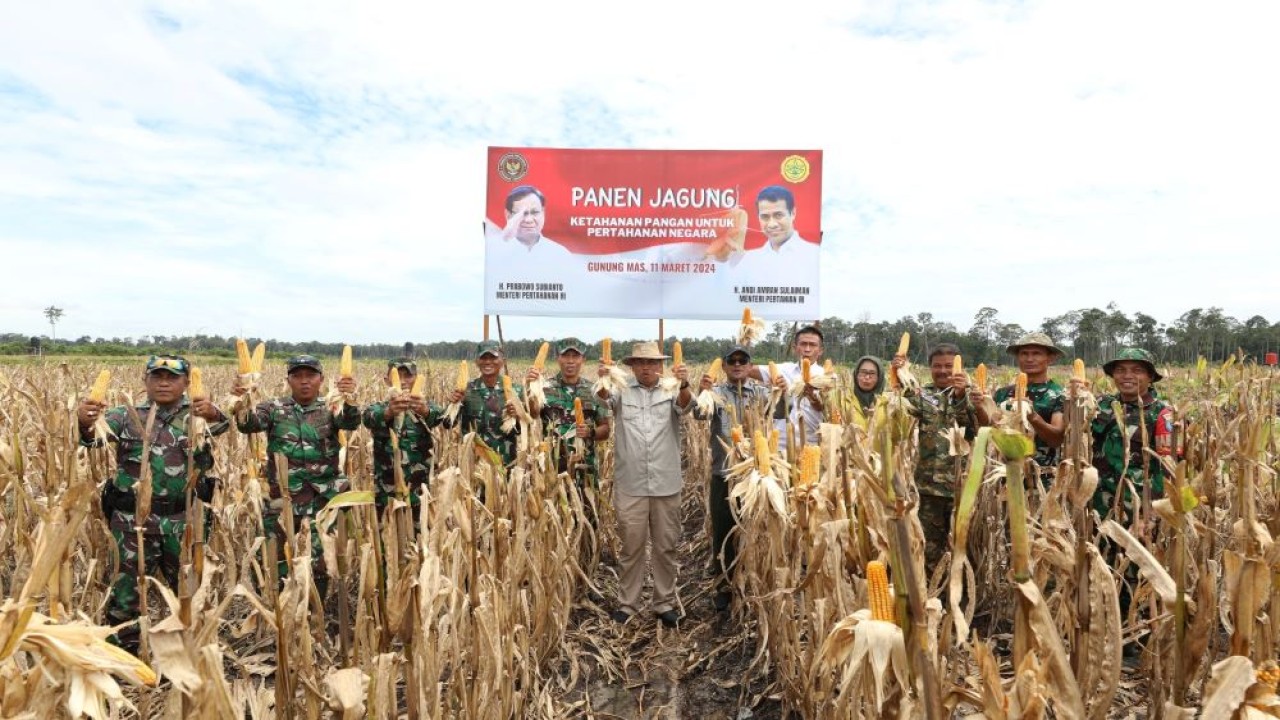Asisten Khusus Menhan Bidang Ketahanan Pangan, Letjen TNI (Purn) Ida Bagus Purwalaksana lakukan foto bersama di lahan jagung food estate Desa Tewai Baru, Kecamatan Sepang, Kabupaten Gunung Mas, Kalimantan Tengah, Senin (11/3).