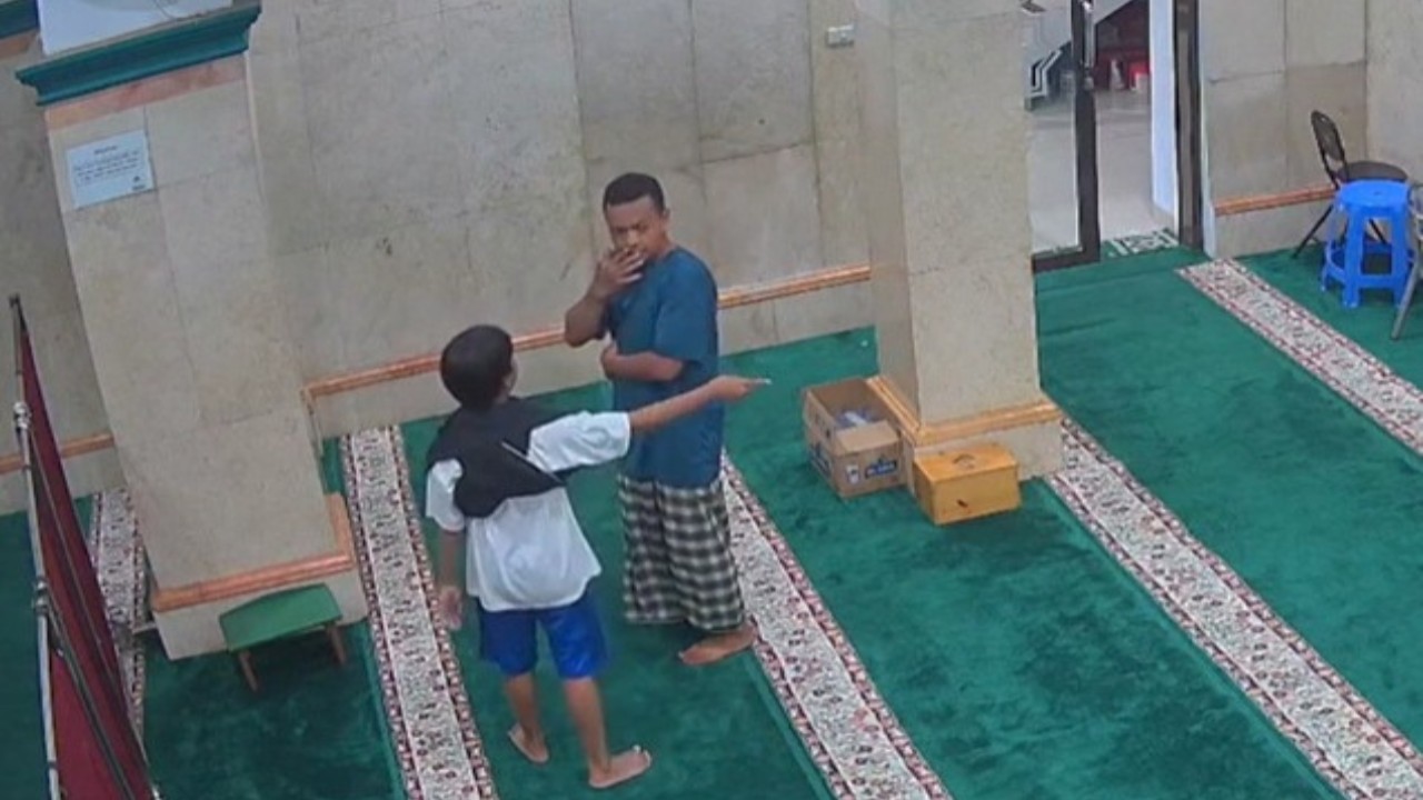 Tangkap layar video jemaah melaksanakan sholat tapi salah arah kiblat. (Foto: TikTok/enambelaskuuu)