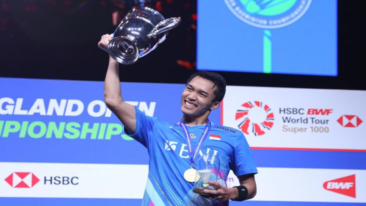 Pebulu tangkis Jonatan Christie sukses mengangkat trofi All England 2024. (Foto: Humas PBSI)