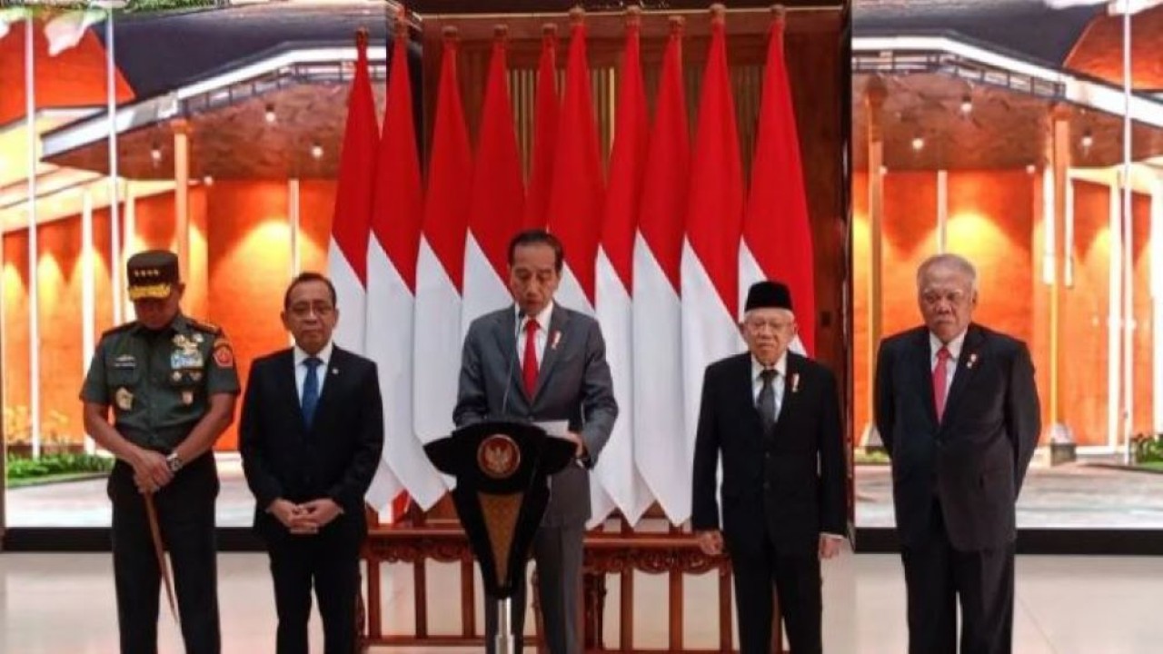 Presiden Jokowi memberikan keterangan pers kepada wartawan di Jakarta, Senin (4/3/2024) sebelum bertolak ke Australia. (Foto: ANTARA/Rangga Pandu Asmara Jingga)