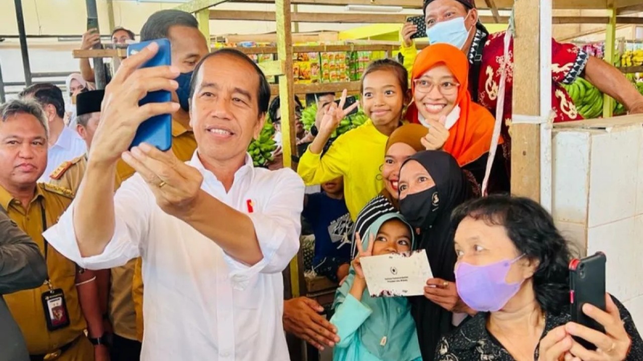 Presiden Jokowi saat berswafoto bersama masyarakat. (Antara)