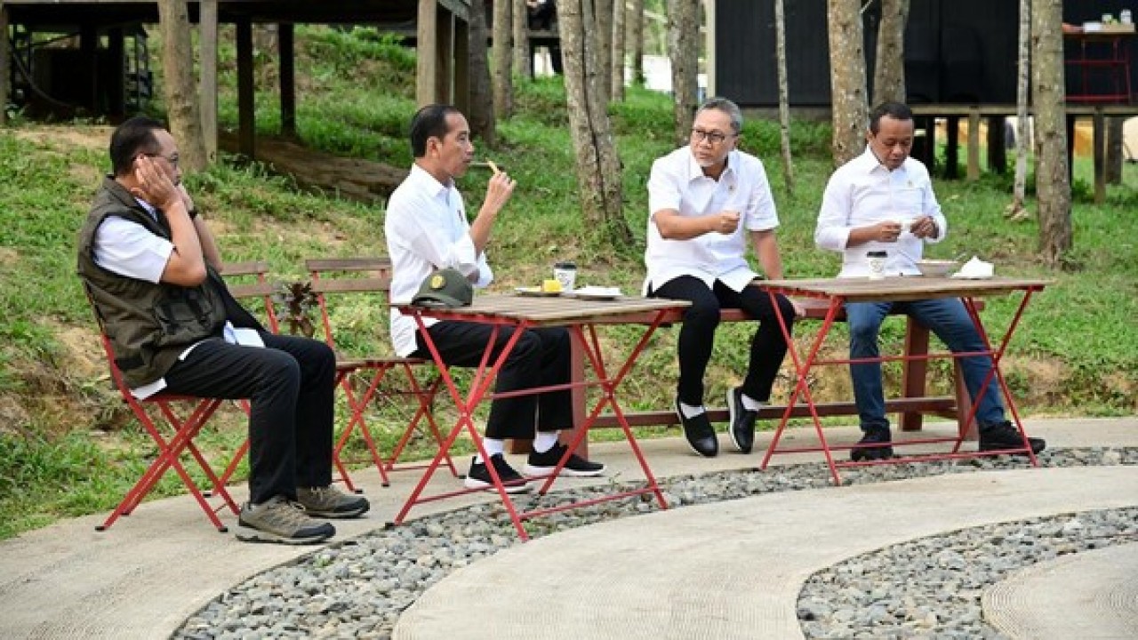 Presiden Jokowi dan jajaran saat sarapan di IKN.