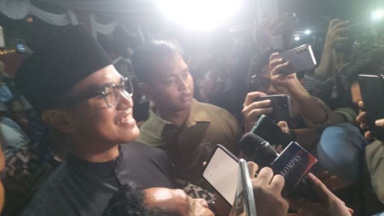 Ketua Umum Partai Solidaritas Indonesia (PSI) Kaesang Pangarep saat keluar dari rumah Prabowo Subianto di kawasan Kartanegara, Jakarta Selatan, Rabu (20/3/2024) (Foto: ANTARA/Walda Marison)