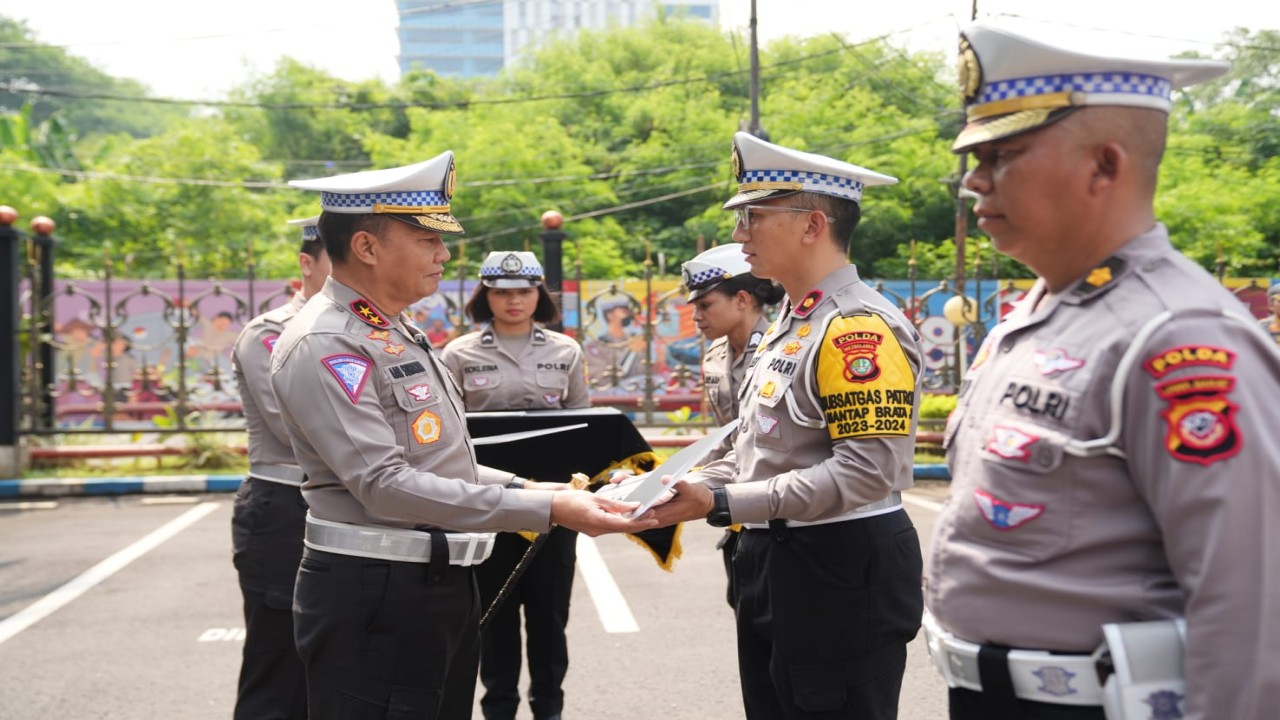 Kepala Korps Lalu Lintas (Kakorlantas) Polri Irjen. Pol. Aan Suhanan menyerahkan 500  Motor kepada Polda Banten hingga Polda Jawa Timur