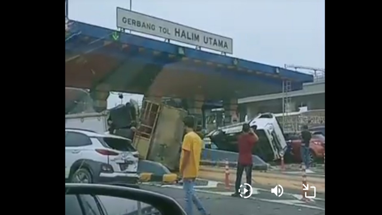 Kecelakaan di Gerbang Tol Halim Utama.