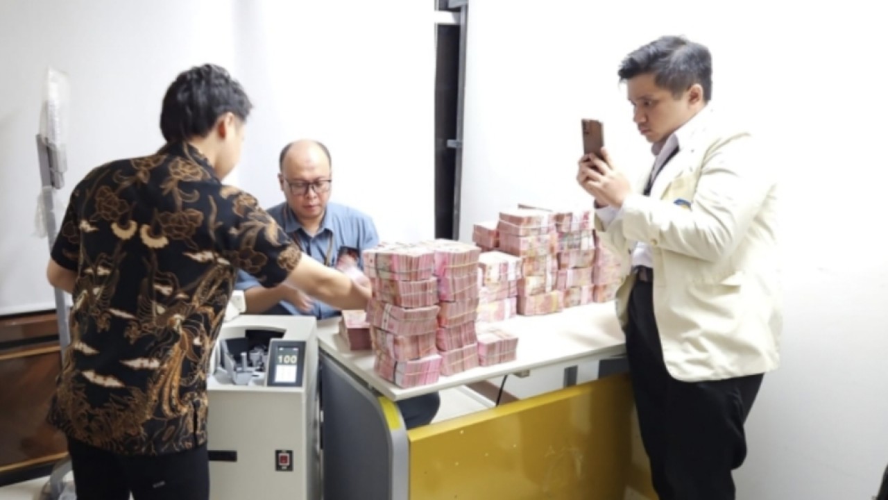Kejagung menyita barang bukti uang miliaran rupiah dan jutaan dolar Singapura dari penggeledahan kasus korupsi PT Timah