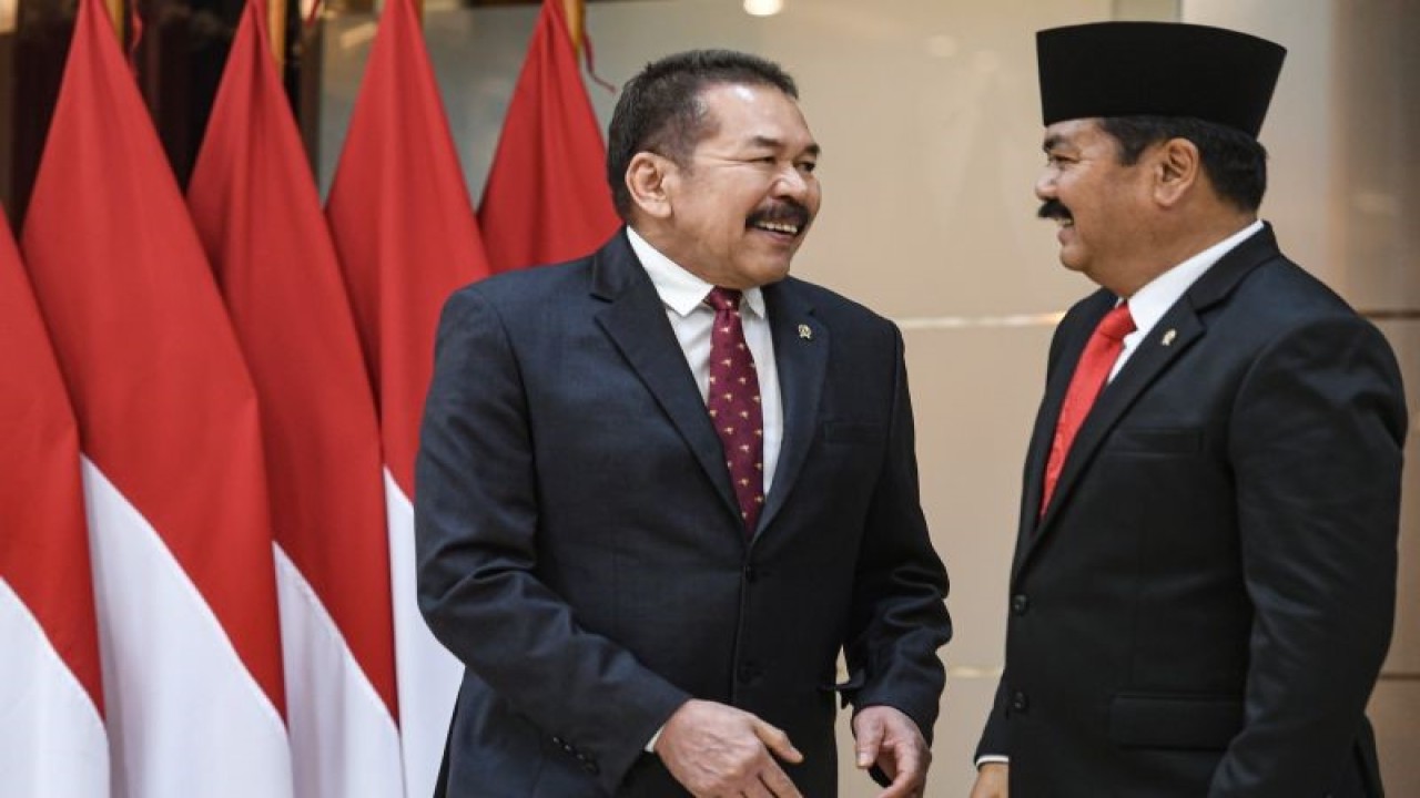 Menko Polhukam Hadi Tjahjanto (kanan) berbincang dengan Jaksa Agung St. Burhanuddin (kiri) usai penandatanganan dokumen serah terima jabatan Menko Polhukam di Kantor Kemenko Polhukam, Jakarta, Rabu (21/2/2024). Hadi Tjahjanto resmi menjabat sebagai Menko Polhukam menggantikan Tito Karnavian yang sebelumnya menjabat sebagai Plt. Menko Polhukam. ANTARA FOTO/Muhammad Adimaja/tom