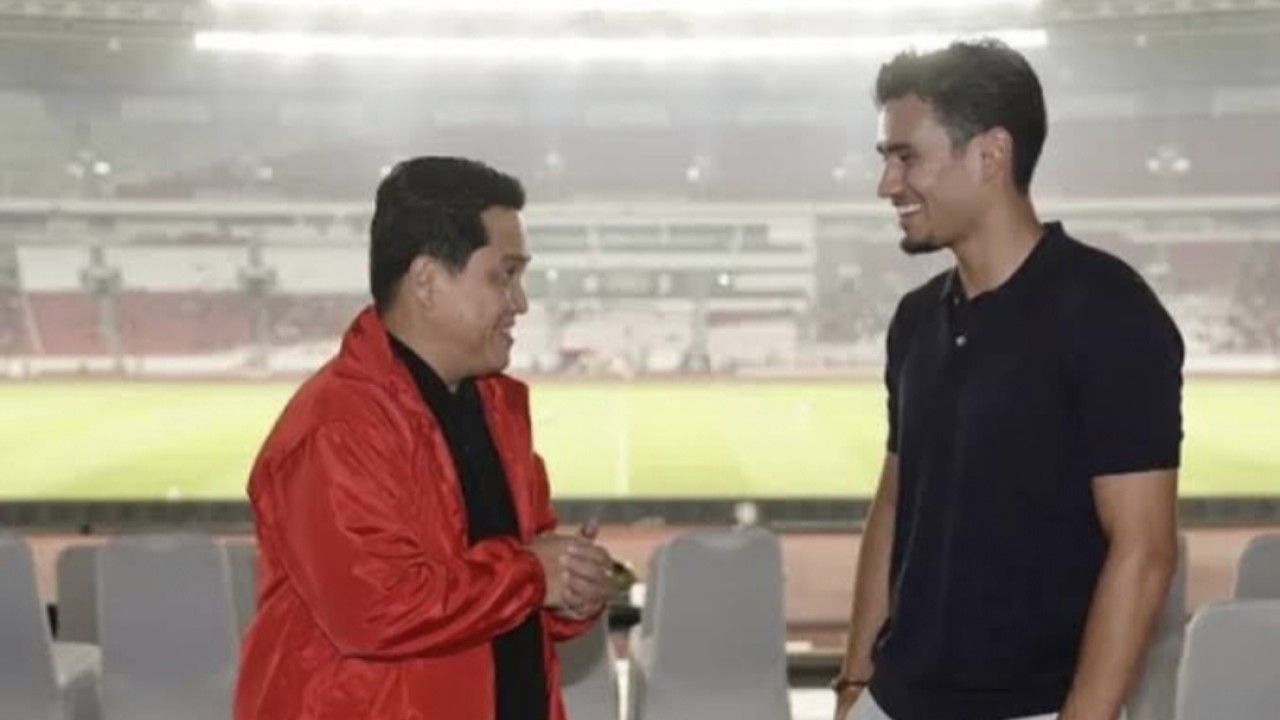 Ketua umum PSSI Erick Thohir bersama pemain keturunan Nathan Tjoe-A-On