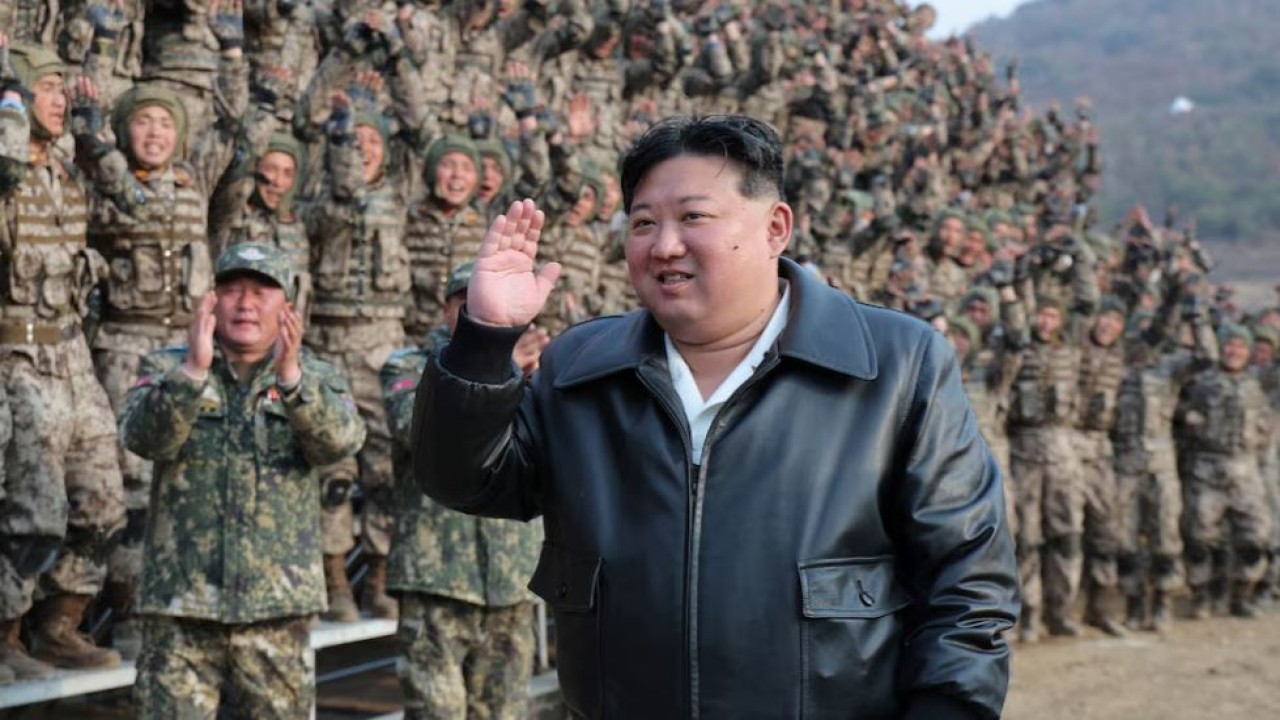 Pemimpin Korurt Kim Jong Un menghadiri demonstrasi militer dalam gambar yang dirilis pada 16 Maret 2024 oleh kantor berita milik pemerintah Korut. (Foto: KCNA via Reuters)