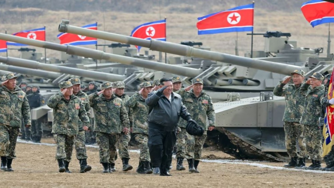 Pemimpin Korea Utara Kim Jong Un memandu demonstrasi militer yang melibatkan tank tempur baru. (Foto: Reuters)