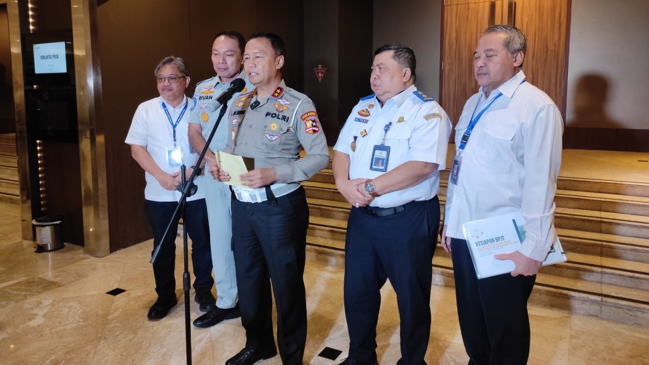 Kakorlantas Polri Irjen Aan Suhanan (tengah) usai rapat koordinasi persiapan pengelolaan arus mudik dan arus balik Lebaran 2024.