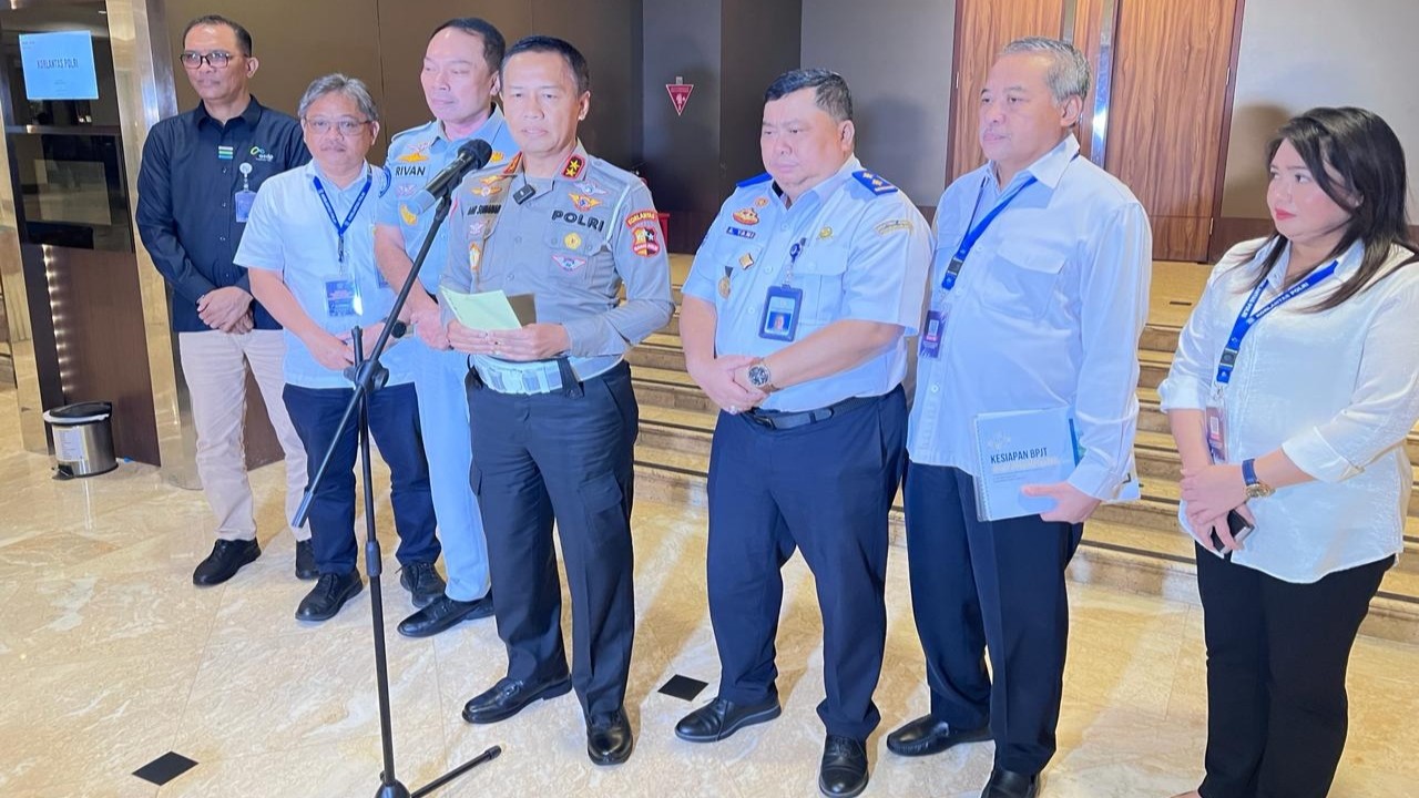 Kakorlantas Polri Irjen Aan Suhanan (tengah) usai rapat koordinasi persiapan pengelolaan arus mudik dan arus balik Lebaran 2024.